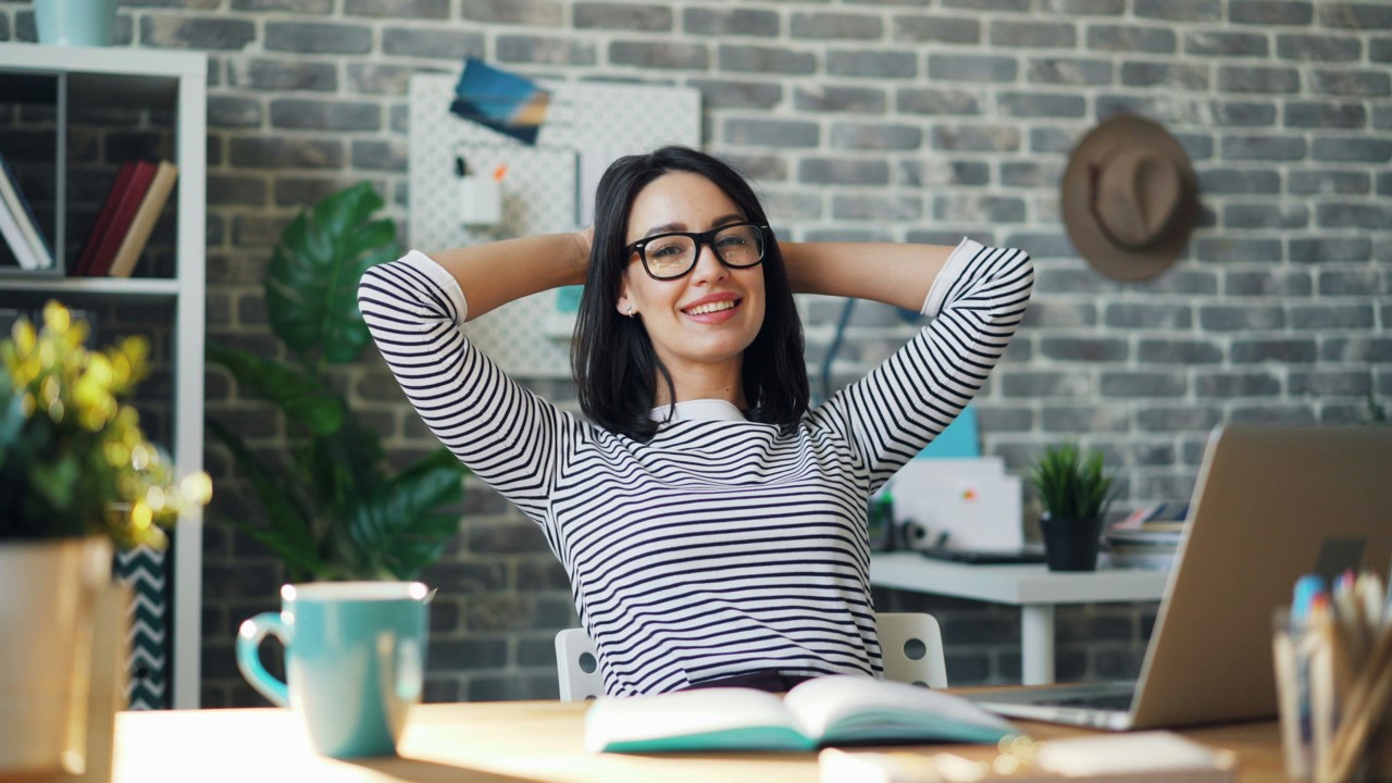 Mulher relaxada em mesa de trabalho